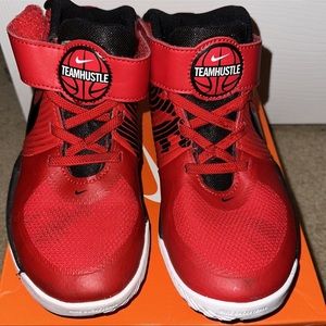 Kids NIKE TEAM HUSTLE D 9 (PS). Size 2y